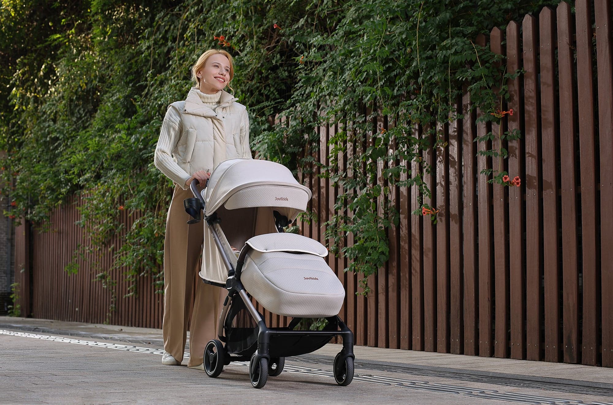 Children travelling with Jovikids products